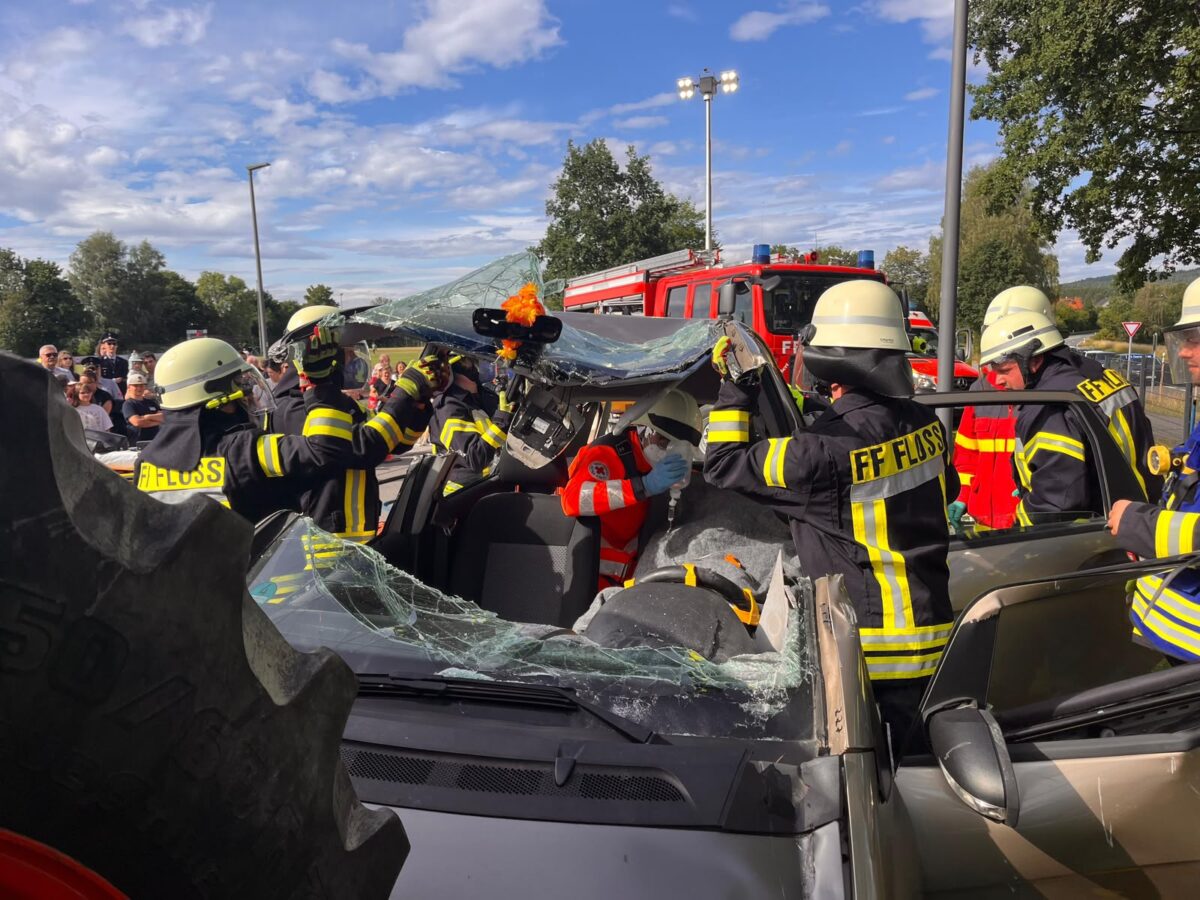Neues Wechselladerfahrzeug beim Floriansfest in Floß gesegnet