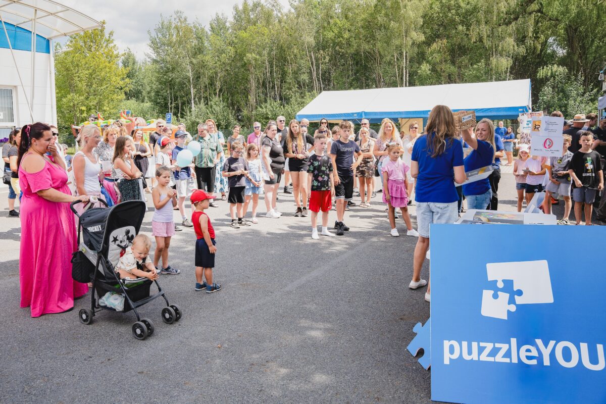 Die große Tombola am Schluss hat natürlich auch nochmal viele Besucher angezogen - alle waren gespannt wer die Puzzle gewonnen hat.jpg