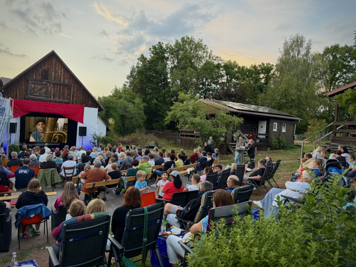 Pumuckl verzaubert Generationen beim Open-Air-Kino in Etzenricht