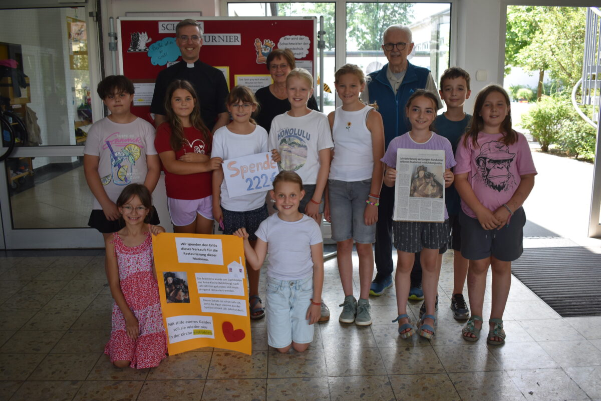 Spendenübergabe in der Grundschule.JPG