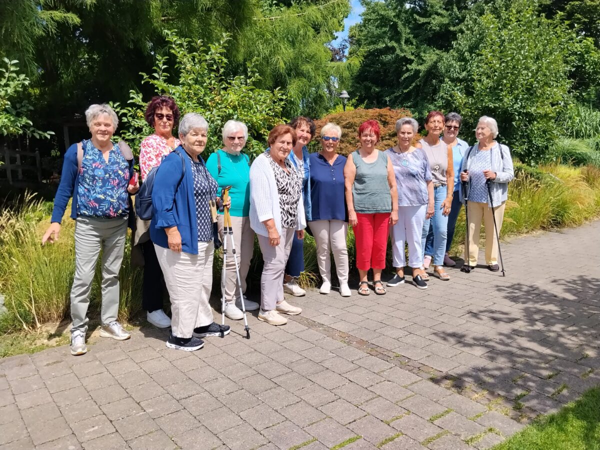Senioren aus Maxhütte-Haidhof entdecken den Dehner Blumenpark