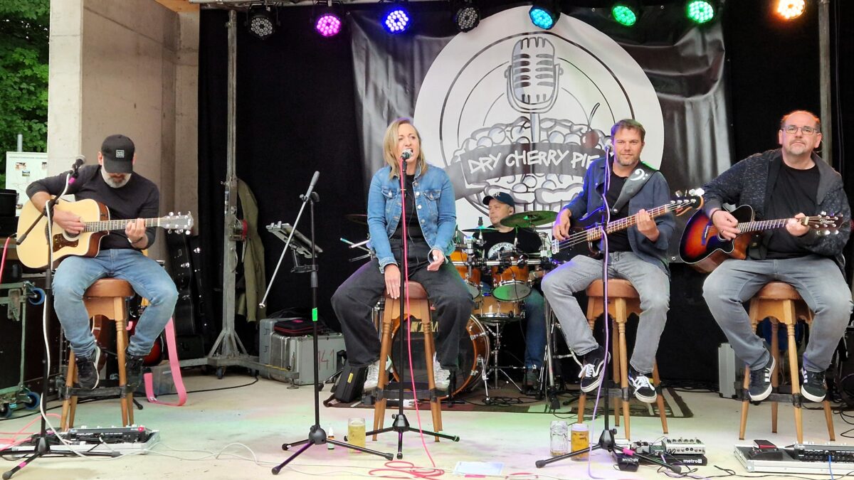 Serenade rockt Altenstadt mit Dry Cherry Pie