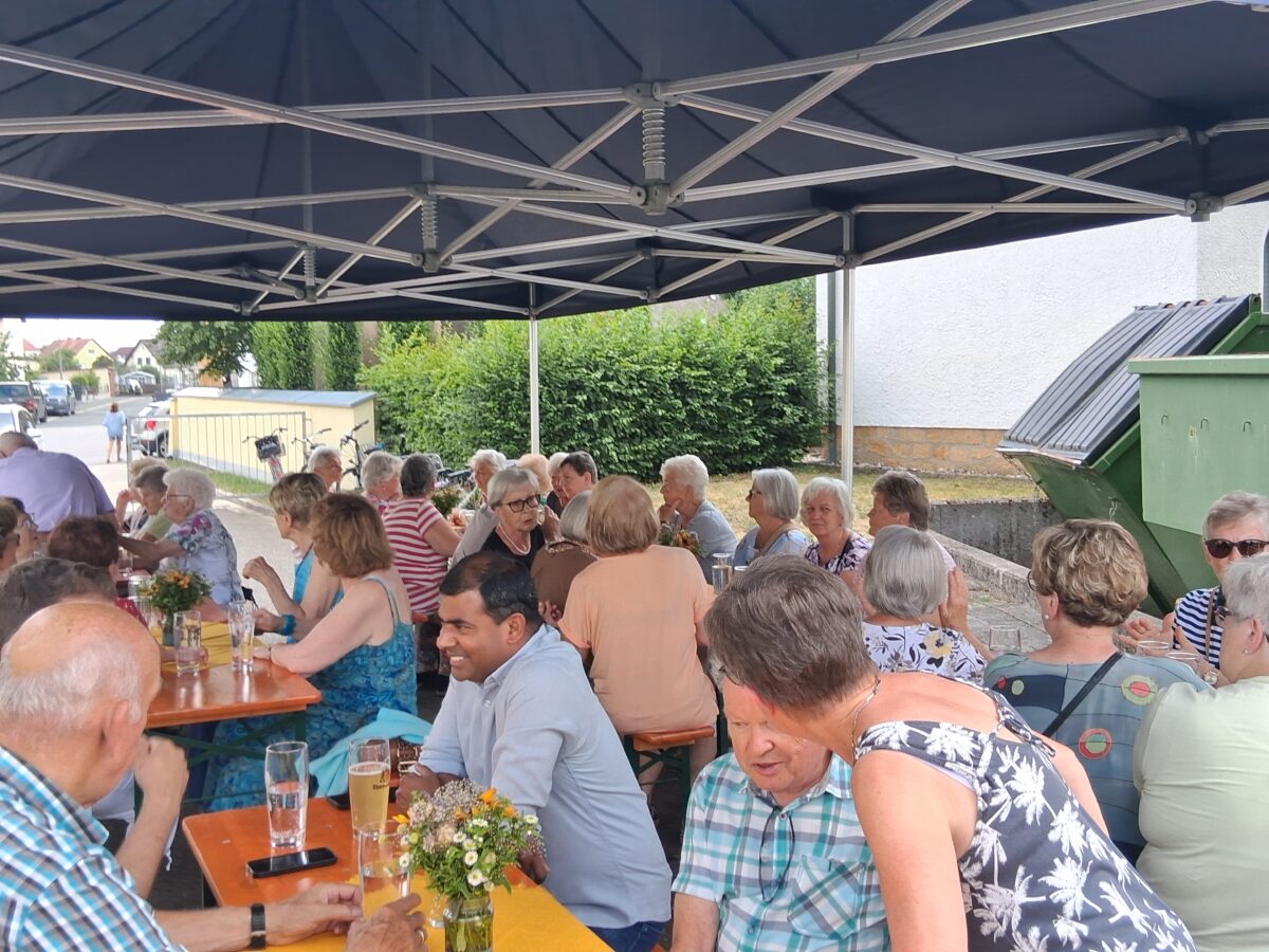 Sommerfest der Pfarrsenioren in Weiherhammer begeistert 50 Gäste