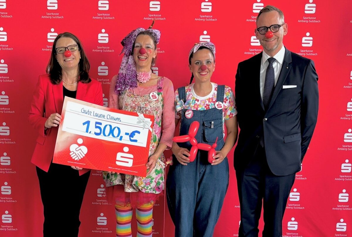 Sparkasse spendet 1.500 Euro an Gute Laune Clowns in Amberg