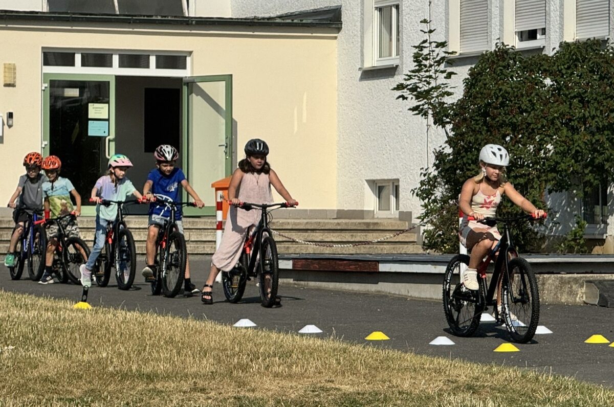 Stadt beschafft 15 Fahrräder für Grundschule in Windischeschenbach