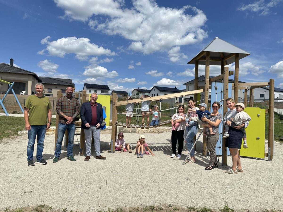 Stadt eröffnet zwei neue Spielplätze in Schwandorf