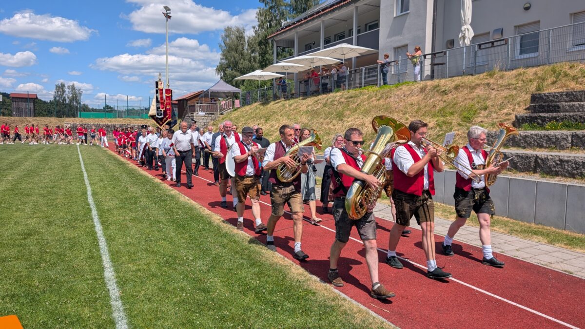 TSV Flossenbürg weiht neue Vereinsfahne