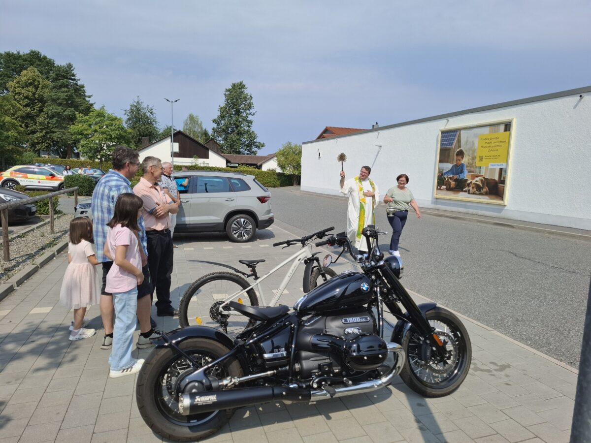 Traditionelle Fahrzeugsegnung zum Ferienstart in Eslarn