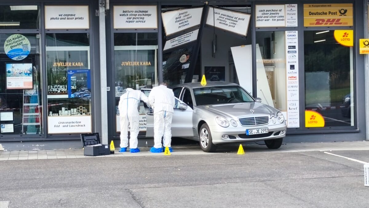 Überfall auf Juwelier in Pressath mit Auto durchs Schaufenster