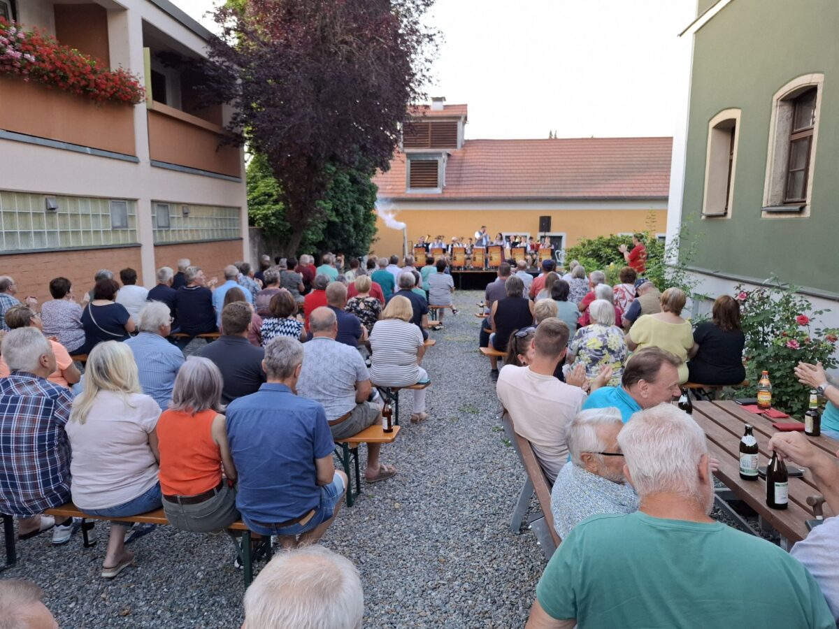 "Ufarouhablech" heizt bei SPD-Sommerserenade in Eslarn ein