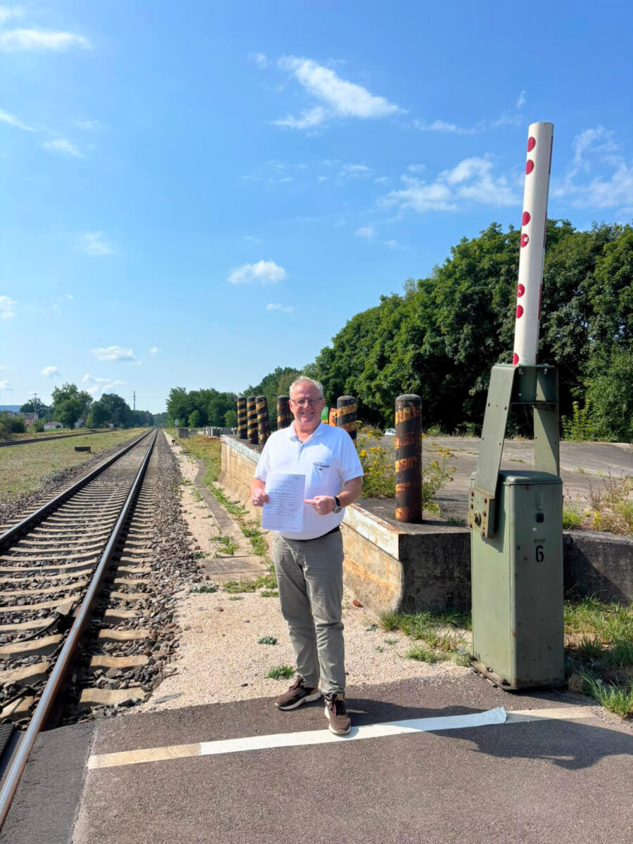 OB Andreas Feller am Bahnübergang Klardorf_Foto_Daniel Weigl.jpg