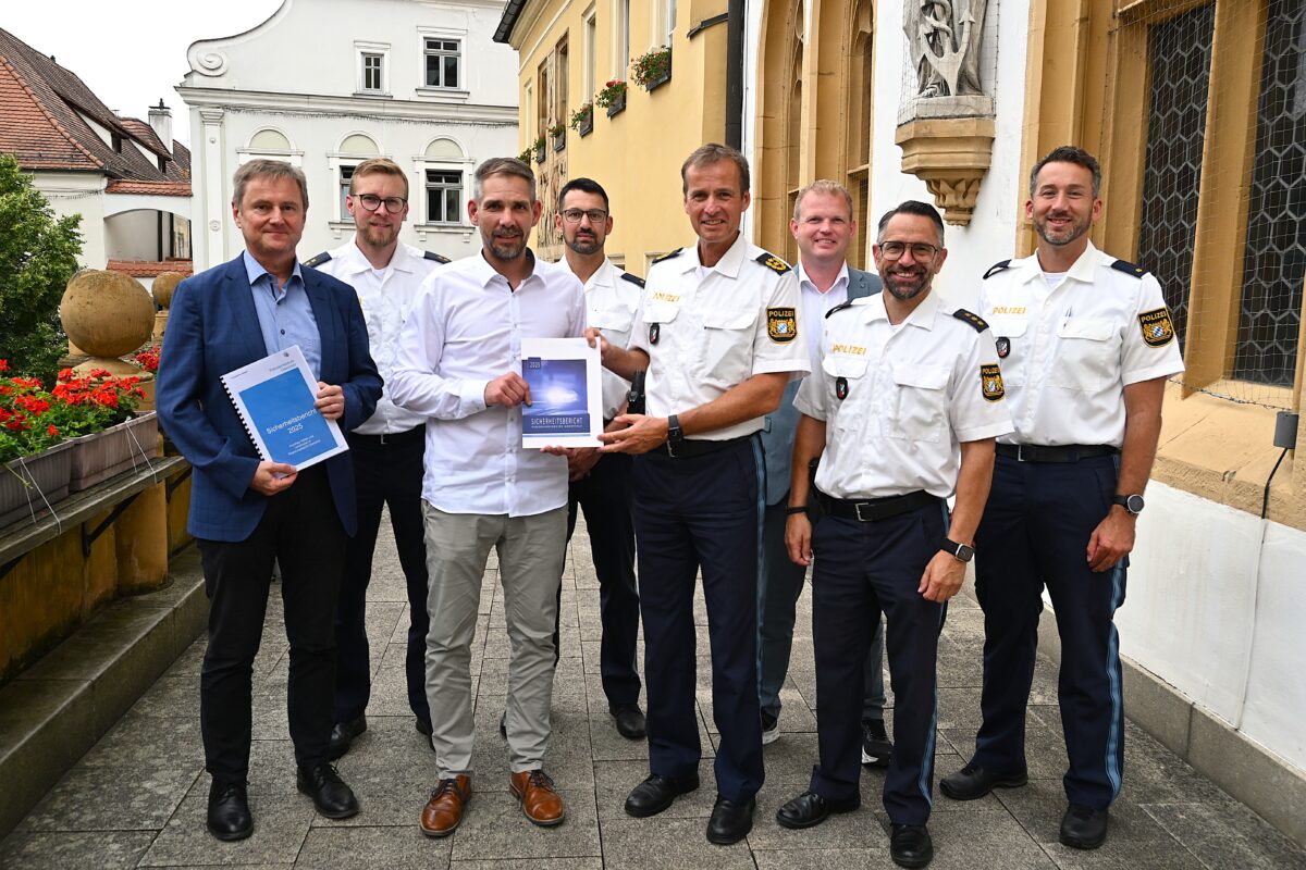 Gruppenbild Sicherheitsgespräch 2026 mit OB Michael Fritz und Polizeipräsident Robert Fuchs auf dem Rathausbalkon. Foto und Copyright Simon Hauck Stadt Amberg.JPG