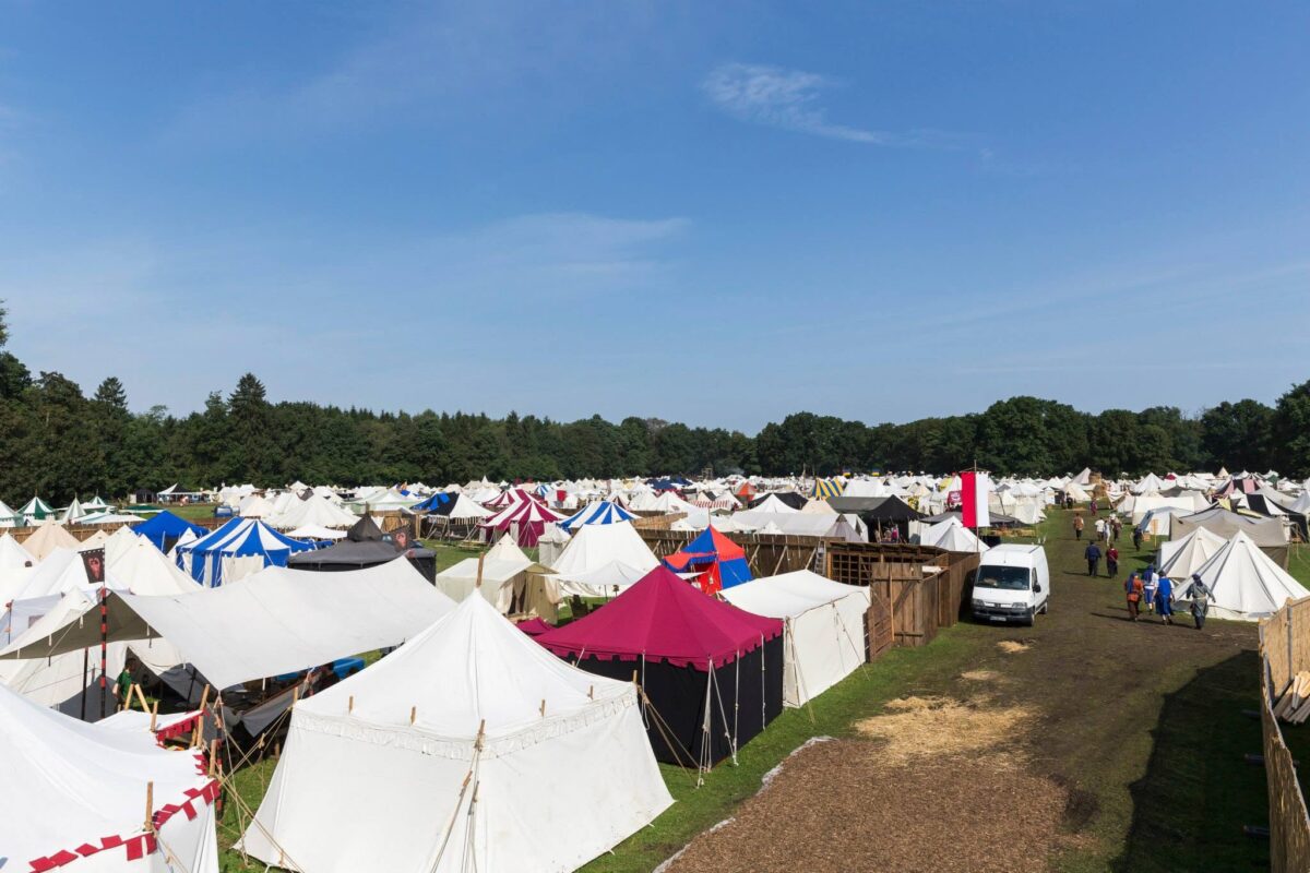 Zelte aus Weiden dominieren das größte LARP-Event Europas