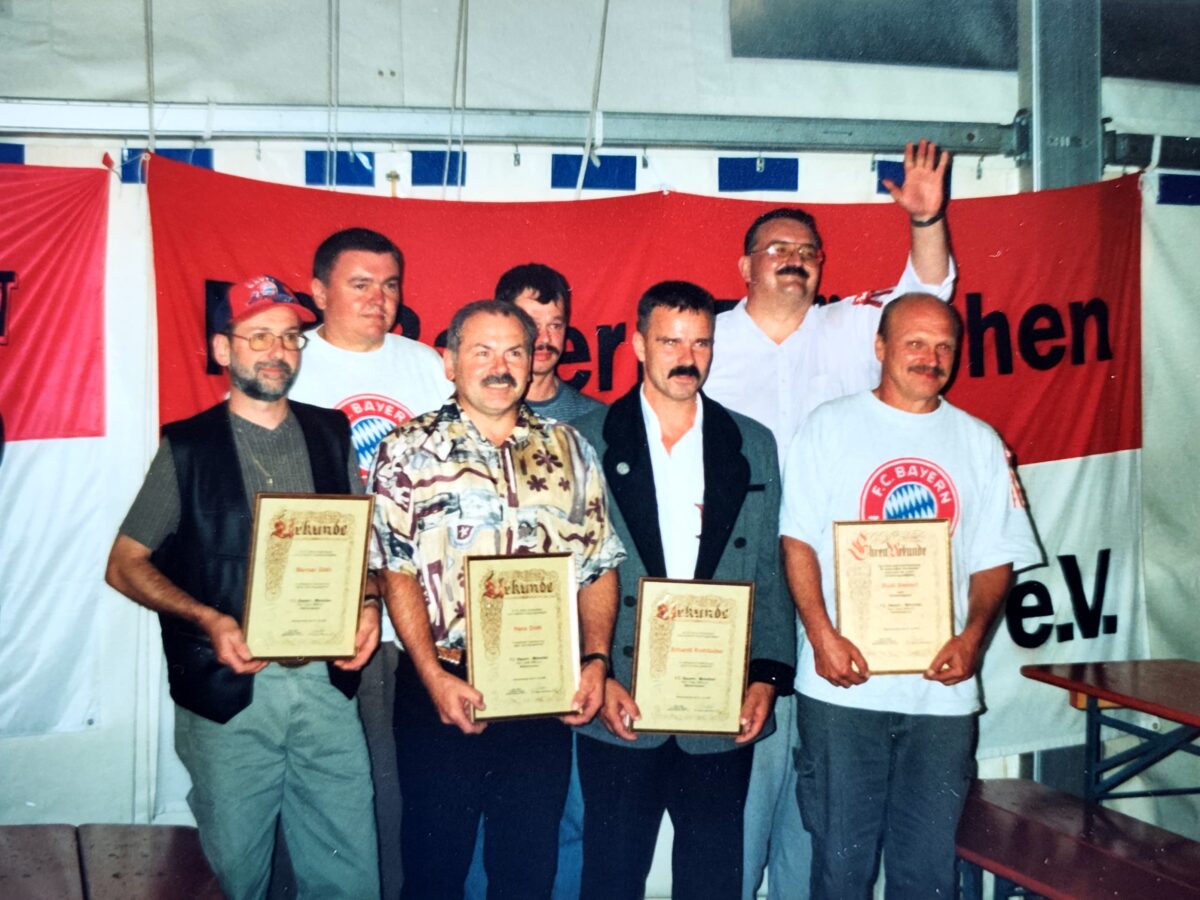 Die Gründungsmitglieder des Fanclubs beim 25-jährigen Jubiläum im Jahr 2001: Von links Werner und Hans Döth, Erhard Rothballer, Rudi Siebert, dahinter Vorsitzender Hans Heibl, Horst Siebert und Festausschussmitglied Fritz Heibl. Foto: FC Bayern Fanclub Weiherhammer