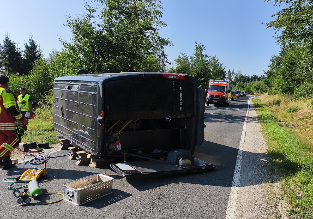 Transporter kippt um: Fahrer schwebt in Lebensgefahr