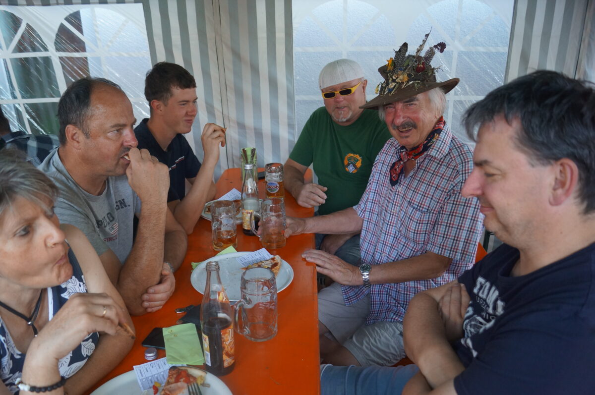 Auch der Patenverein, die Naabtalschützen, mit Stargast Double DJ Ötzi waren begeistert von den Holzofenpizzen. Foto: Hans Schlosser