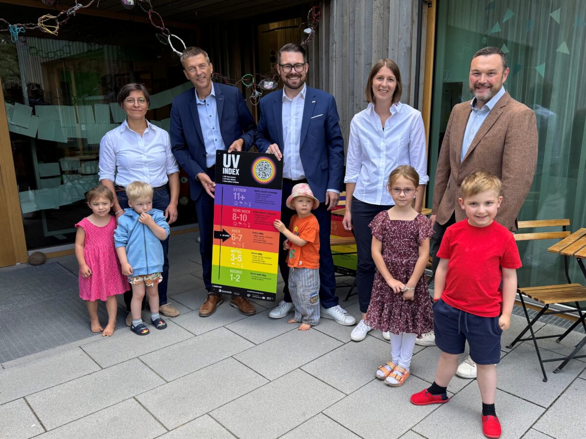 AOK stärkt UV-Schutz an BRK-Kitas in Tirschenreuth