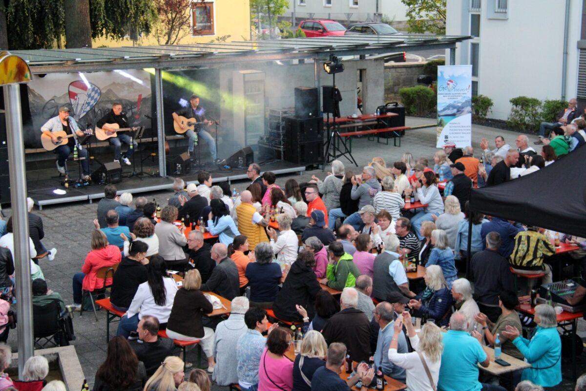 Austropop und Alpenrock begeistern das Altenstädter Serenadenpublikum