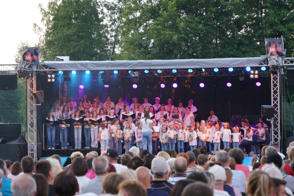 Fulminanter Sommerabend – „AMICANTI, CANTIKIDS &amp;amp; FRIENDS on Stage“ begeistert Publikum