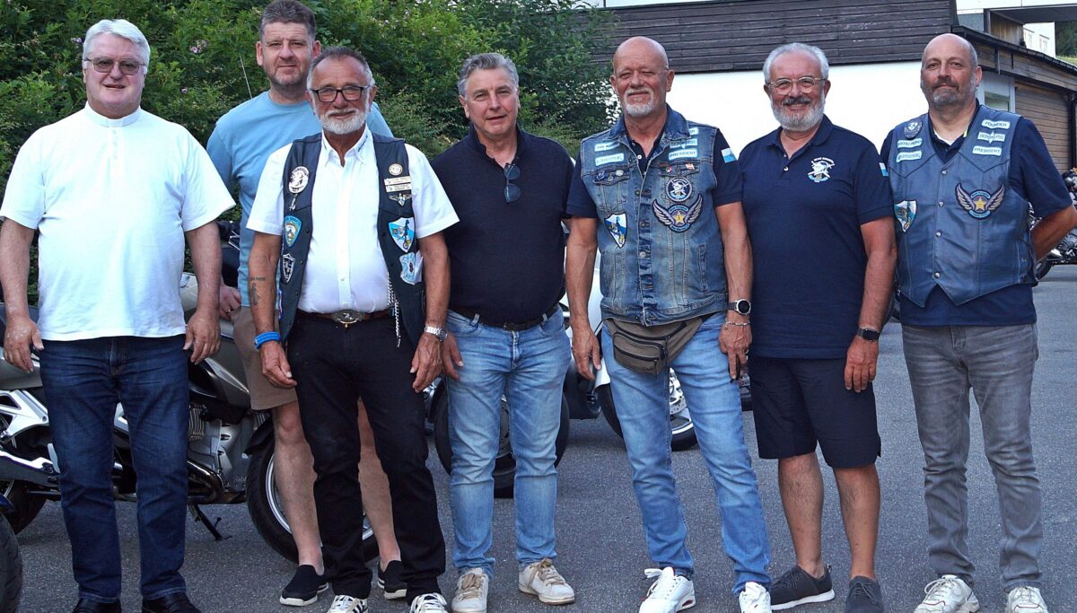 Blue Knights vereinen Motorradfreunde in Lam und spenden 1.000 €