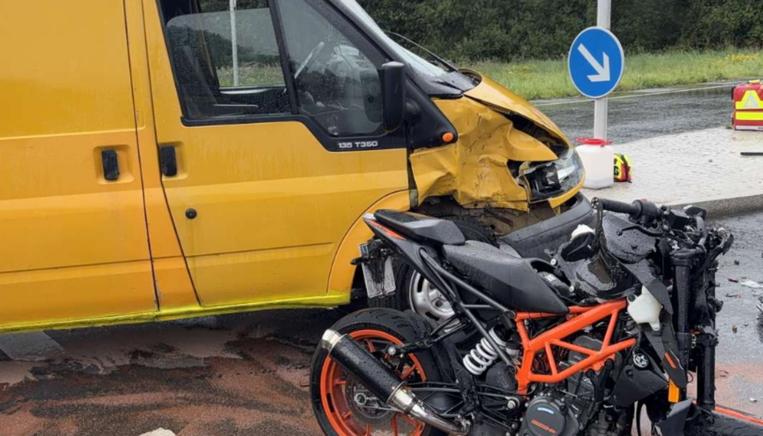 Tödlicher Abbiegeunfall: Jugendlicher (17) stirbt nach Kollision mit Kleintransporter
