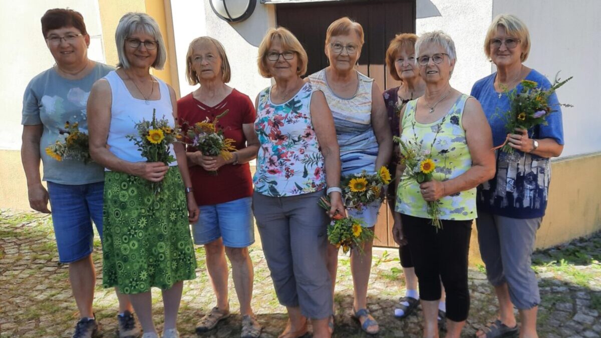 Kolpingkreis bindet trotz Trockenheit Kräuterbuschen für Orgelsanierung