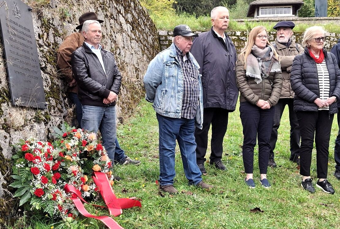 "Niemals vergessen": SPD-Senioren legen in der KZ-Gedenkstätte Flossenbürg Kranz nieder