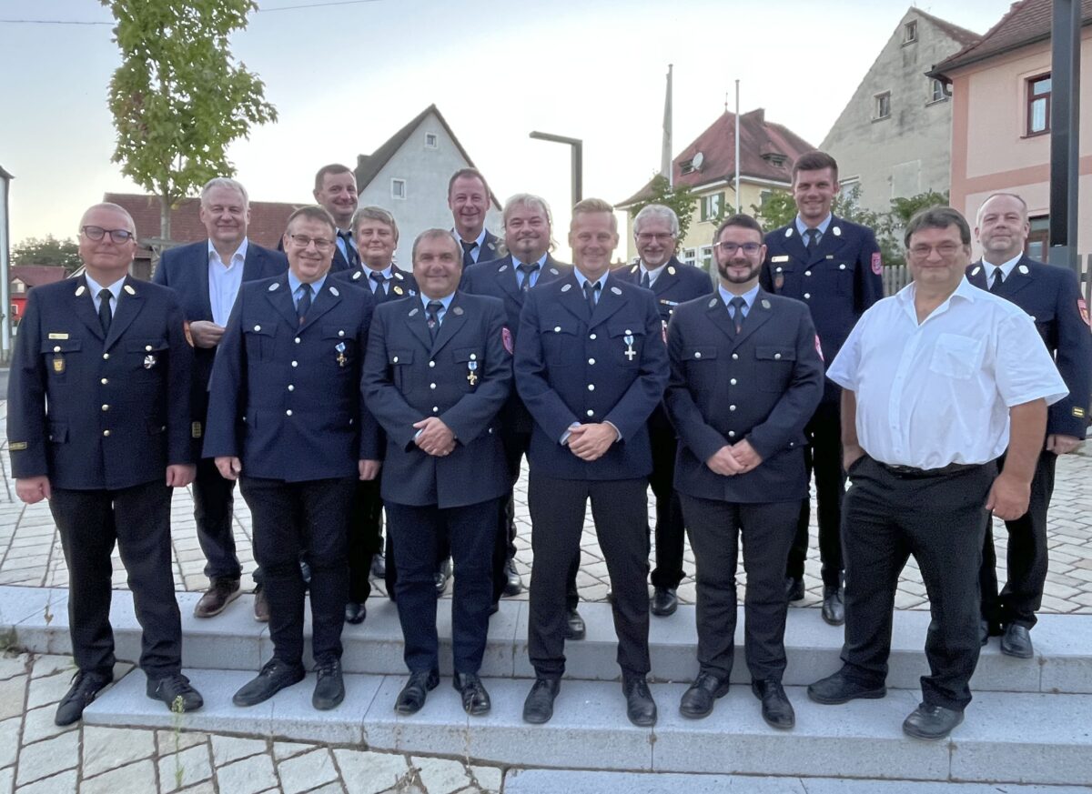 Feuerwehrleute werden in Kürmreuth geehrt