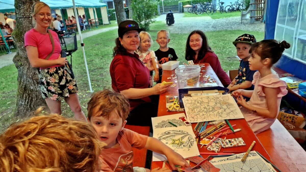 Familien feiern Spielplatzfest an der Rehbühlschule in Weiden