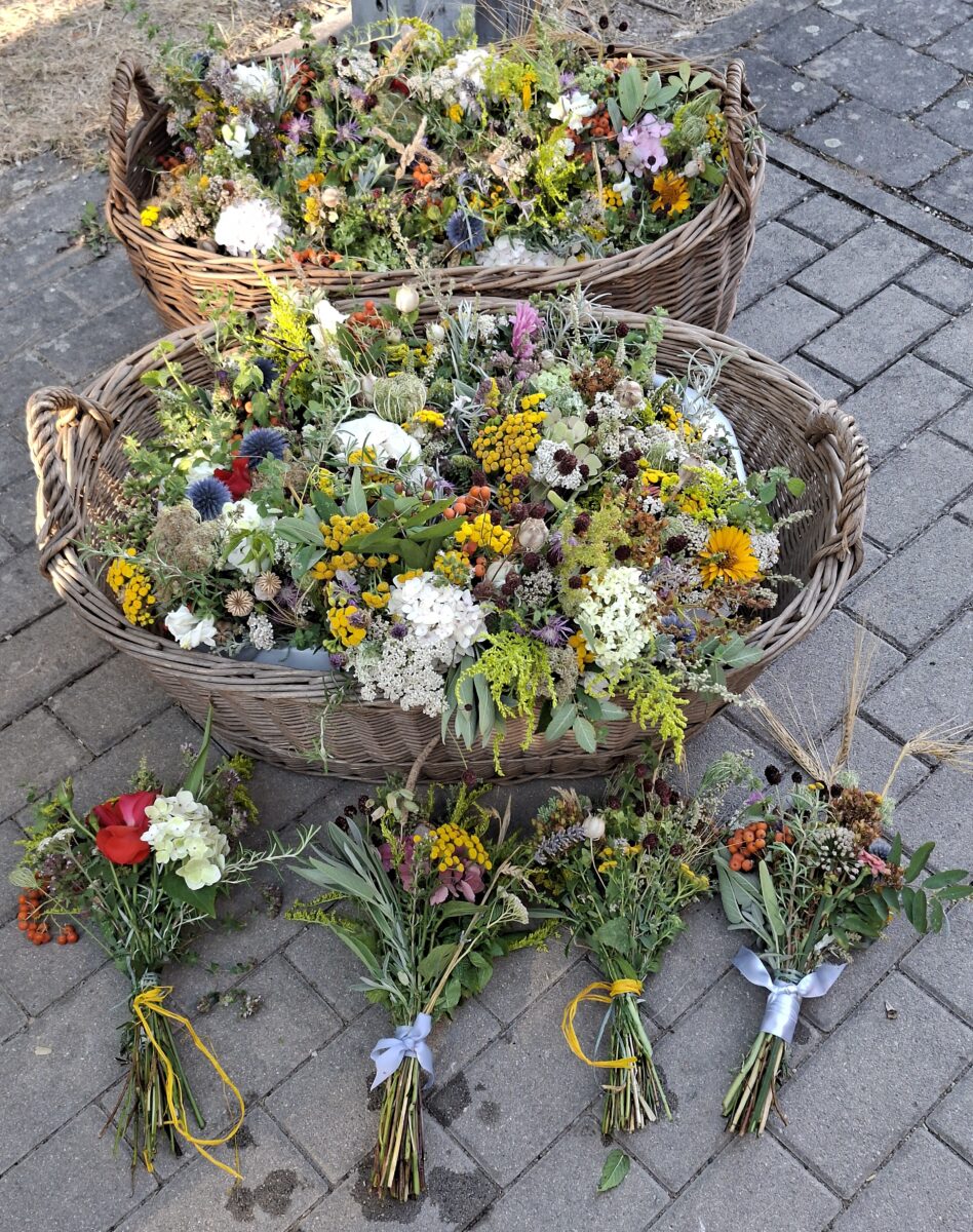 Diese liebevoll gebundenen Kräutersträußchen der Frauengruppe fanden großen Anklang. Foto: M. Kellermann