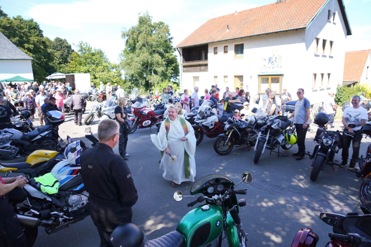 Knapp 400 Motorräder, Mopeds und Roller am Fahrenberg