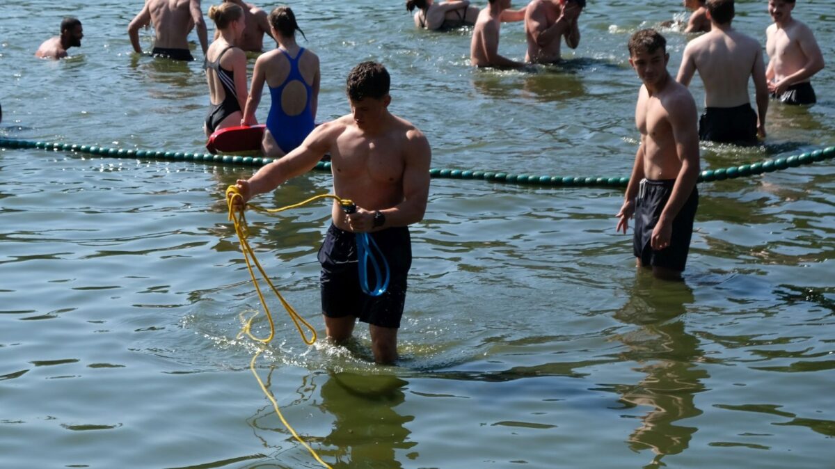 Polizeischüler trainieren Rettungseinsätze am Rußweiher in Eschenbach