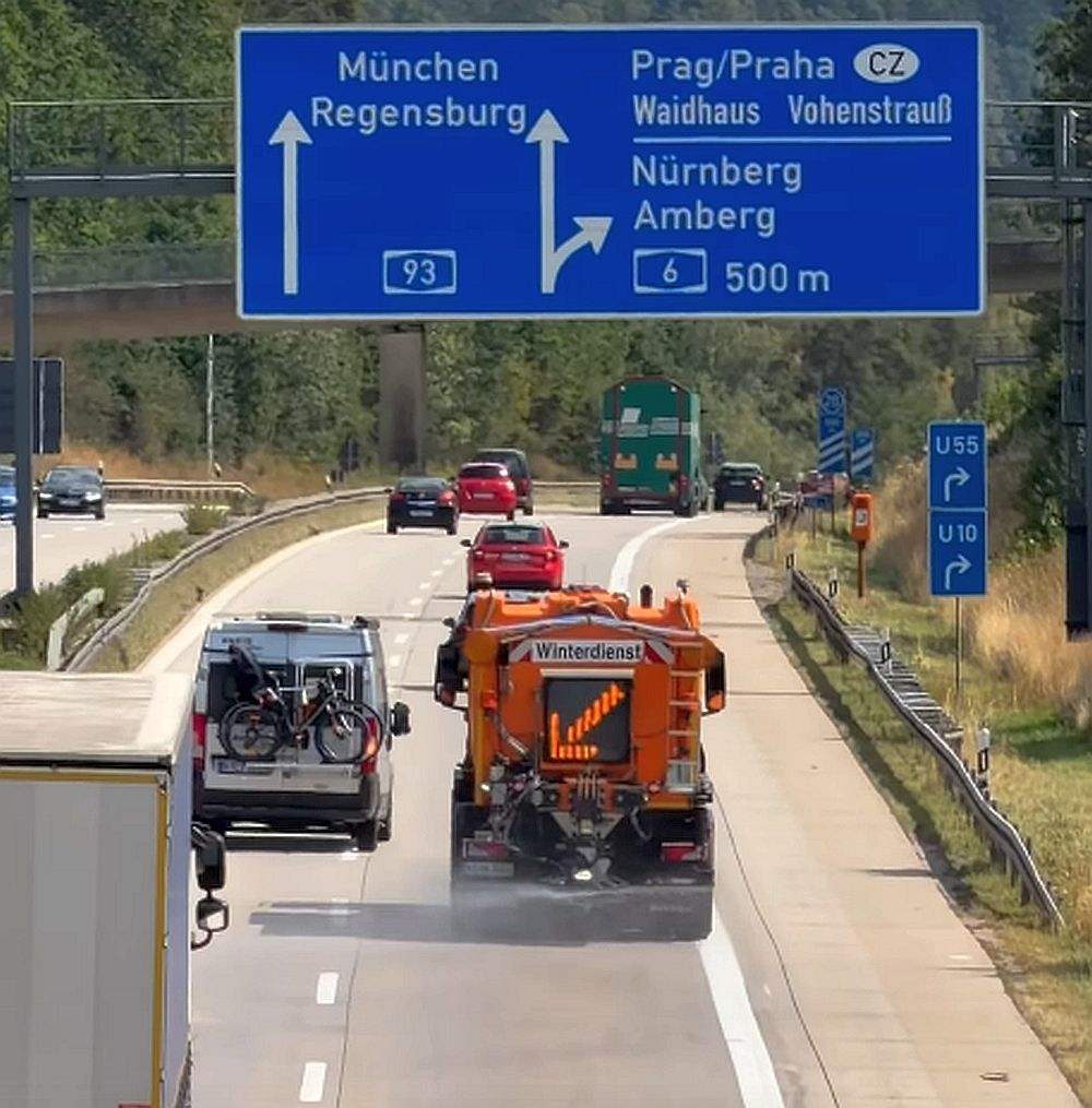 Kurios oder notwendig? Winterdienst bei Sommerhitze - Wasser auf die Autobahn gesprüht