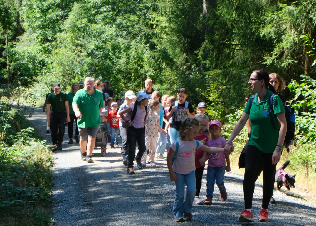 Jugendgruppe Woidkraxler begeistert Kinder bei Abenteuer im Wald in Floß