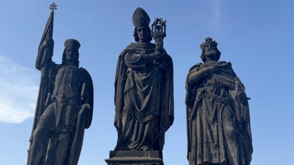 Pfarrfahrt führt 58 Teilnehmer aus Miesbrunn auf Wenzeslaus Spuren