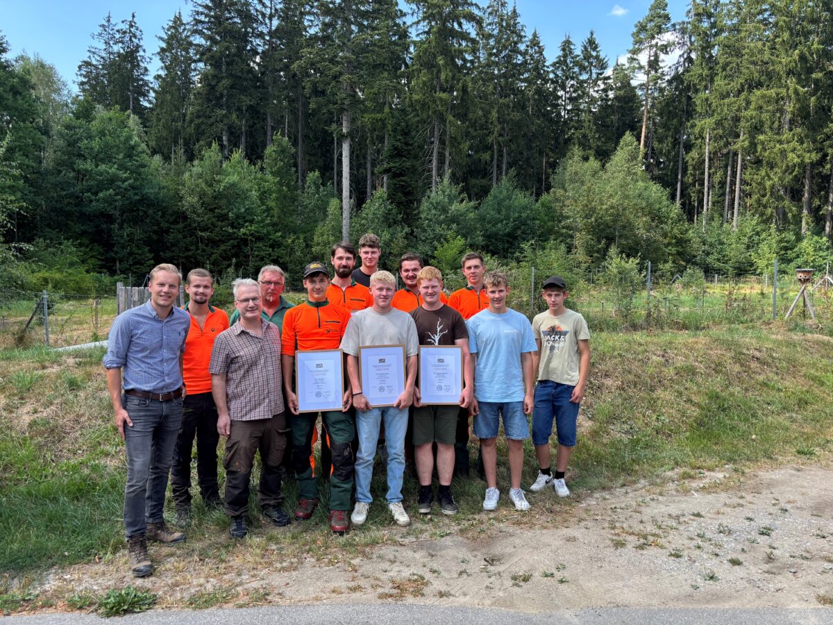 Ausbildungsrekord in Flossenbürg: Sieben Azubis werden Forstwirte