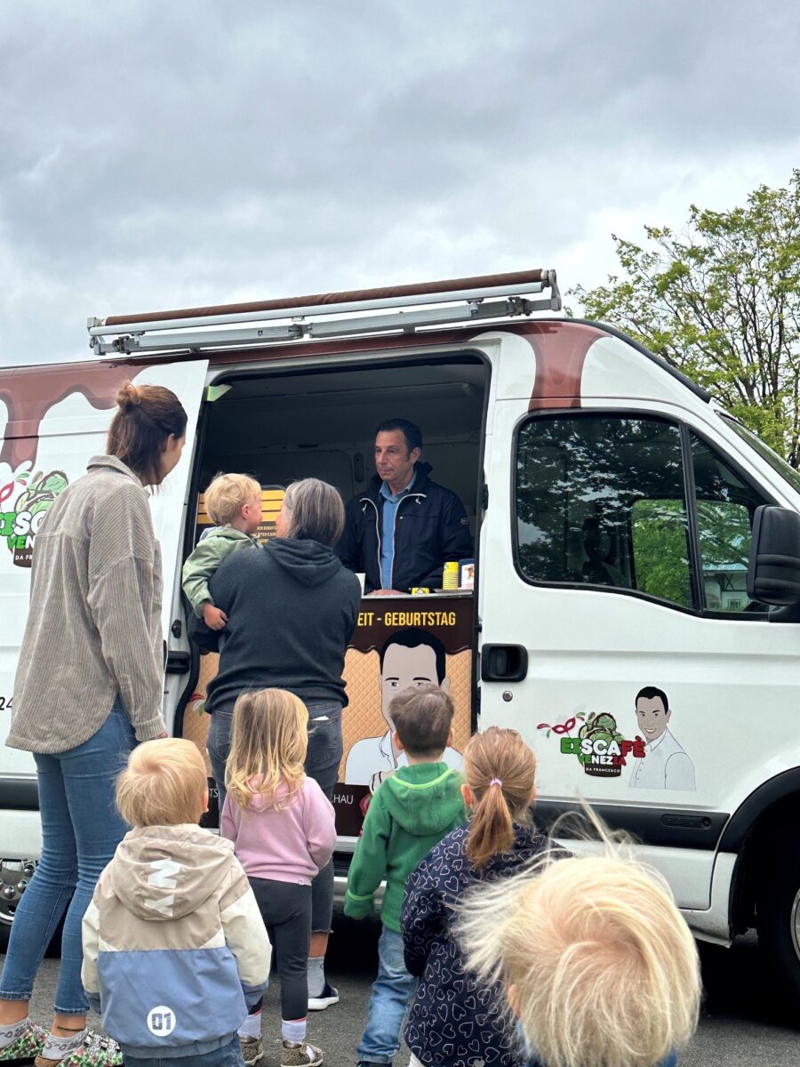 Eiswagen bereitet Kindern Sommerfreude in Pirk