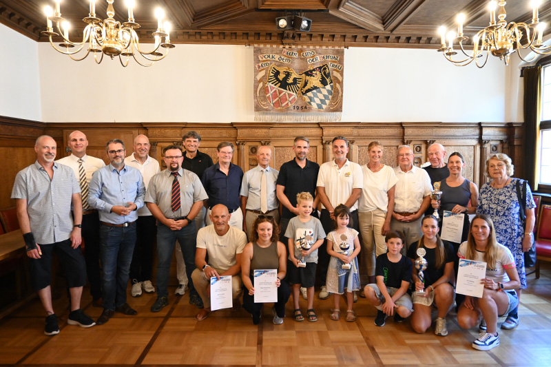 Erfolg in Amberg: 2081 Schwimmende sichern 5.000 Euro fürs Hospiz
