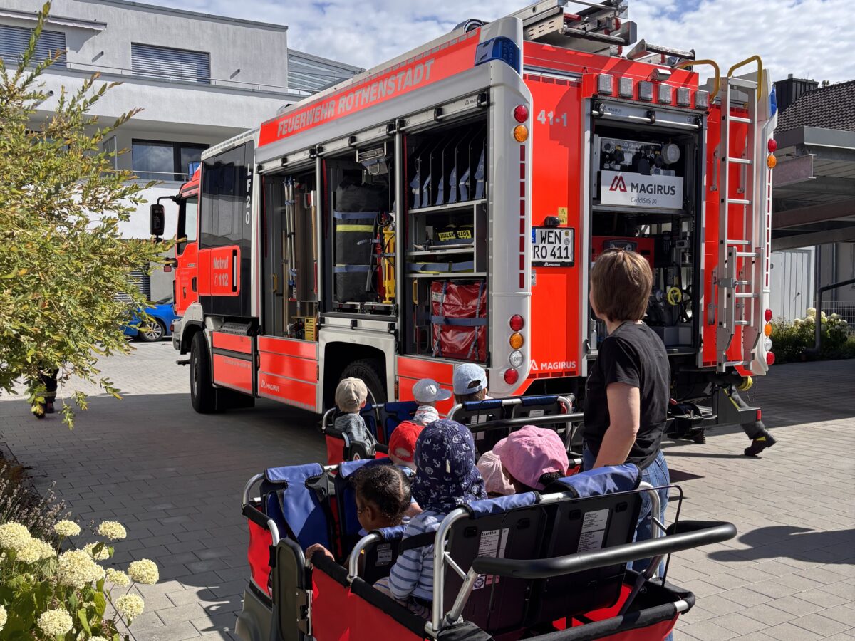 Feuerwehr besucht Johanniter-Kinderkrippe in Rothenstadt