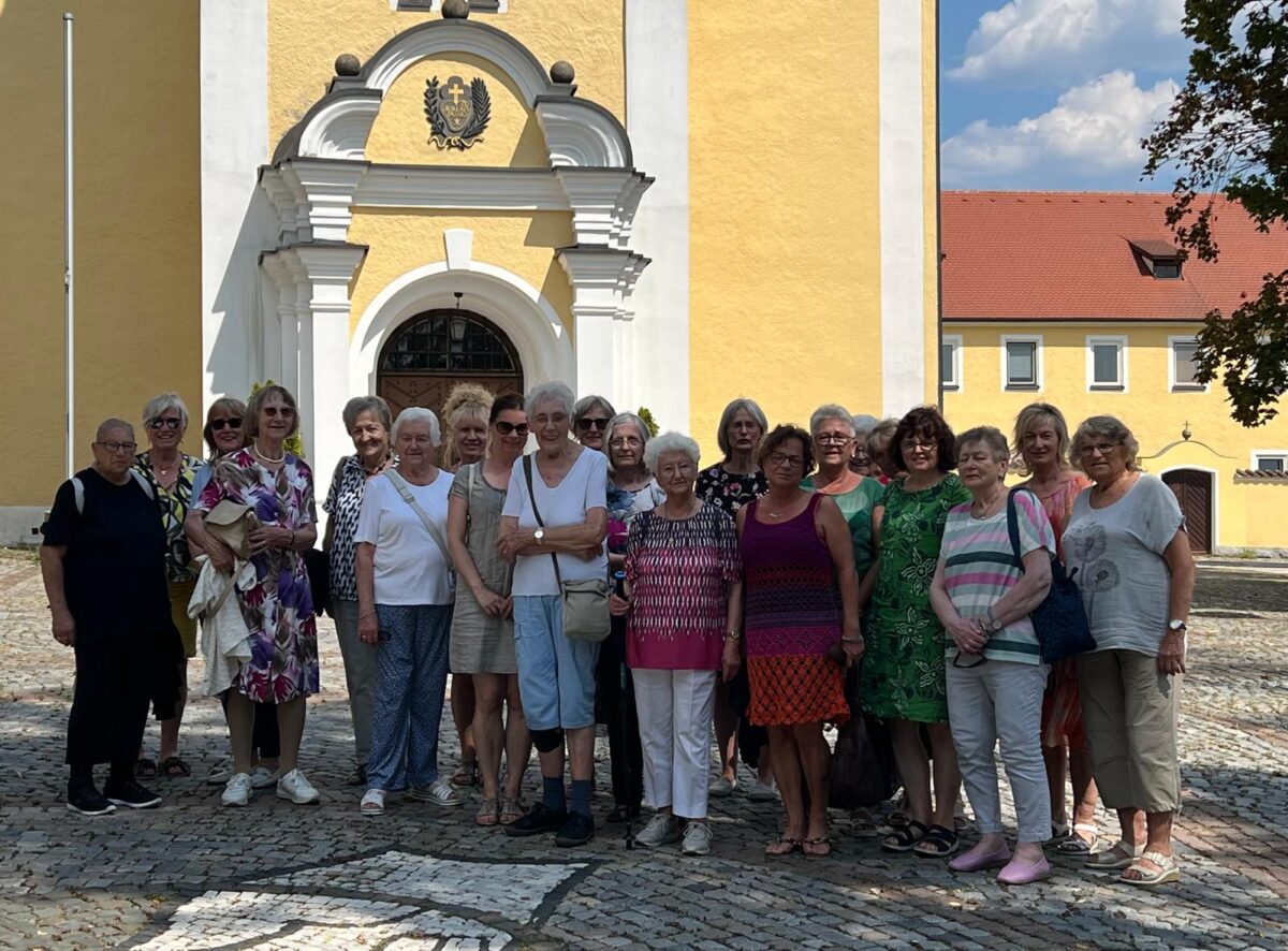 Frauenbund Weiden besucht Miesbergkirche in Schwarzenfeld und spendet 50 Euro