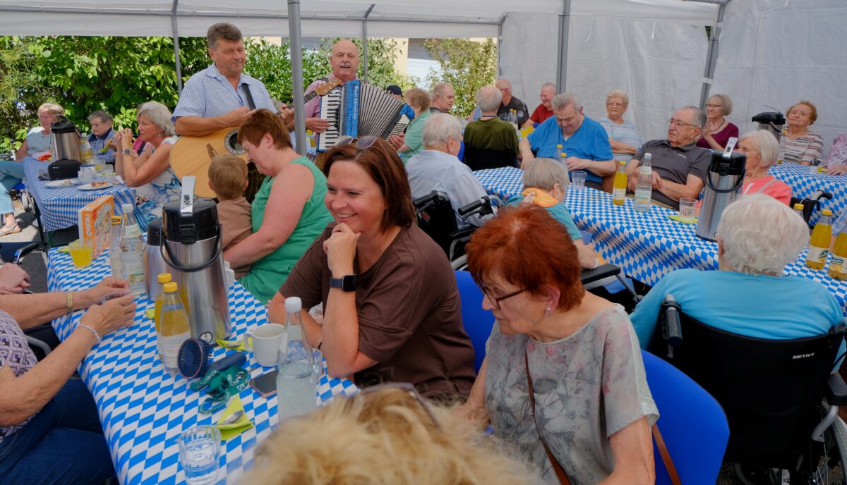 Geselliges Sommerfest im Seniorenwohnheim Am Reiserwinkel in Floß