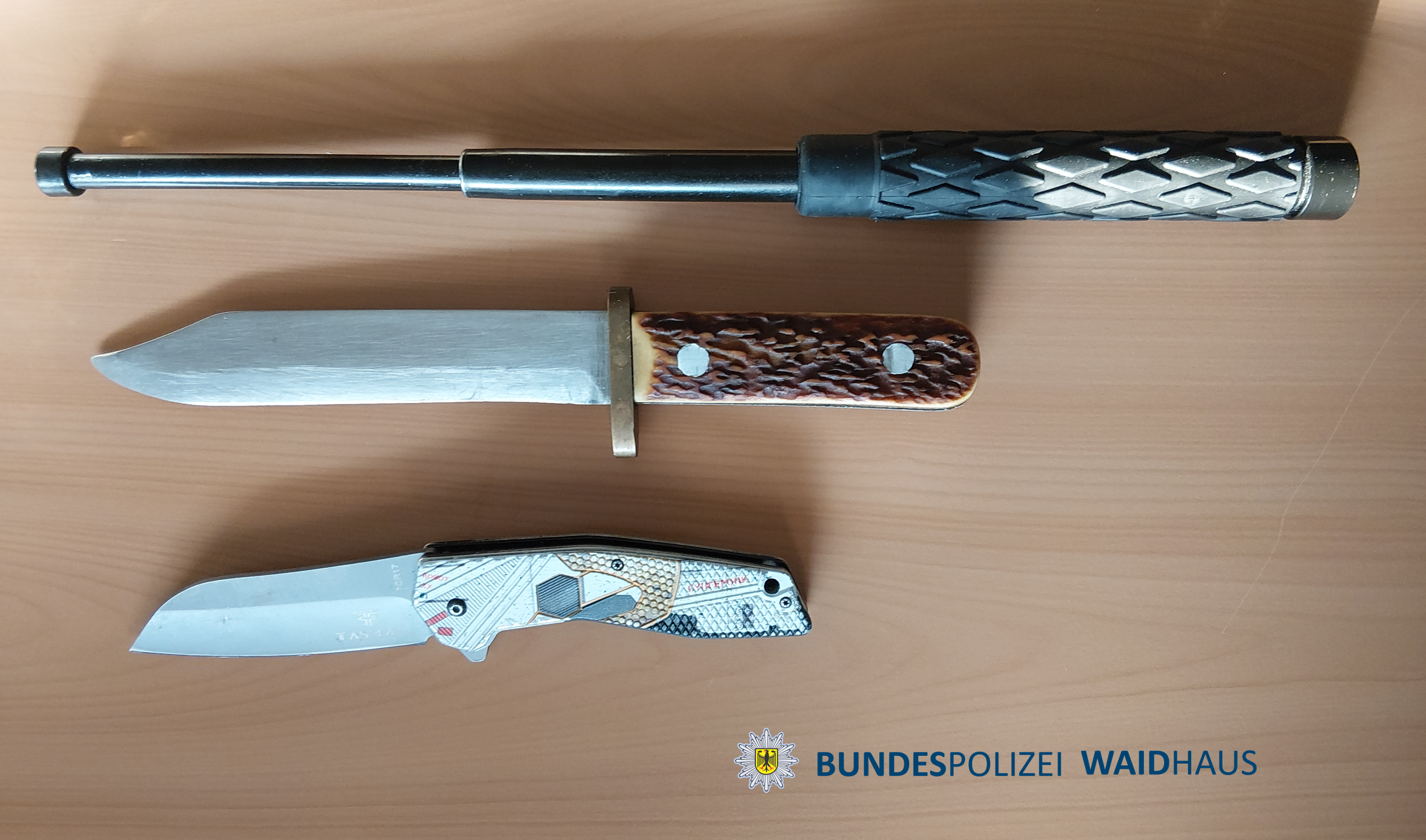 Mit Haftbefehl gesuchter Mann wird mit Waffen erwischt