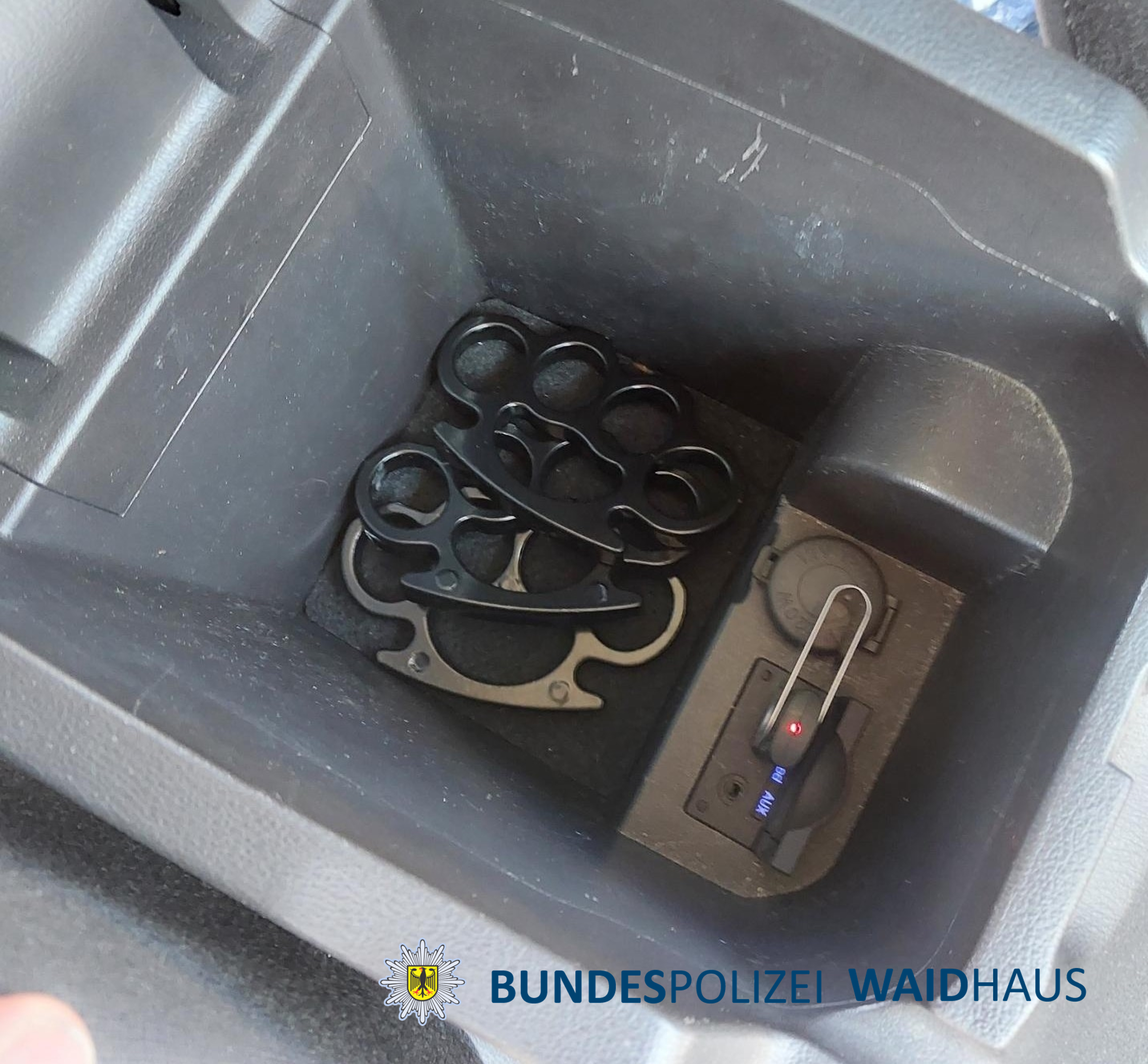 Vater und Sohn mit Waffen und Böllern erwischt