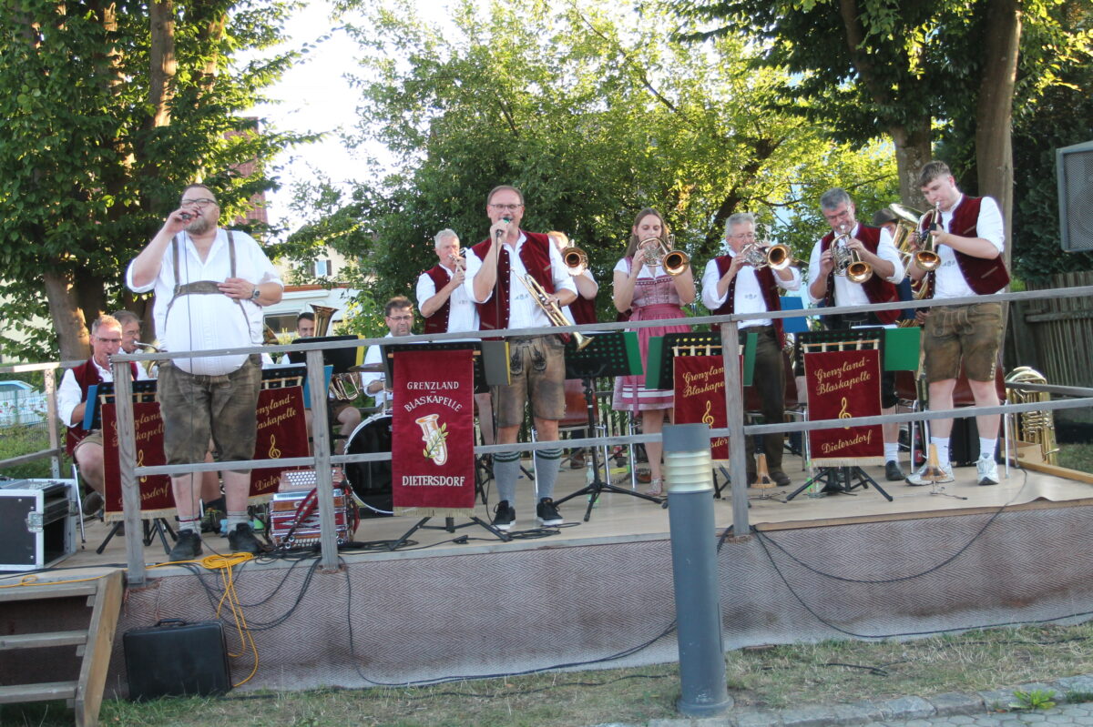 Grenzland-Blaskapelle begeistert bei Sommerserenaden-Finale in Waidhaus