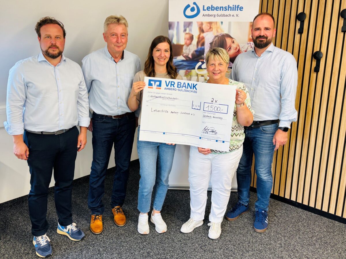 3000_Euro_Spende_fuer_Lebenshilfe_AS_quer.jpg
