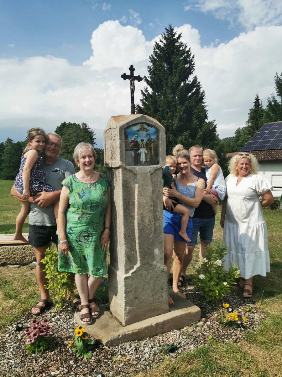 Heilige Familie erstrahlt wieder am Feldkreuz in Krücklasmühle