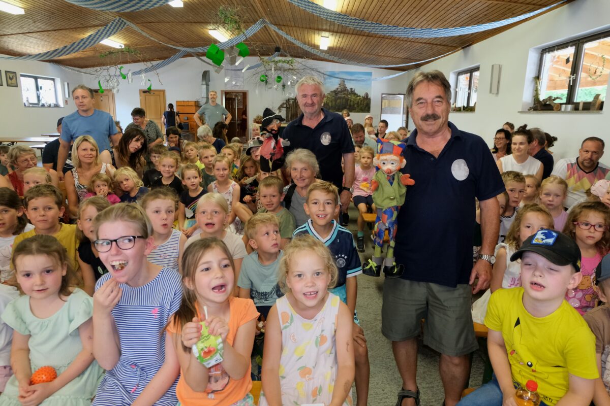 Kasperltheater begeistert Kinder zum Ferienauftakt in Floß