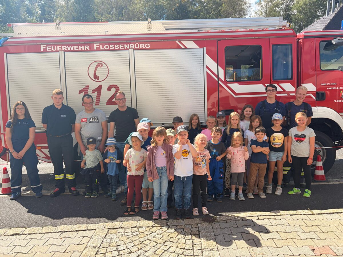 Kinder spielen Feuerwehr in Flossenbürg