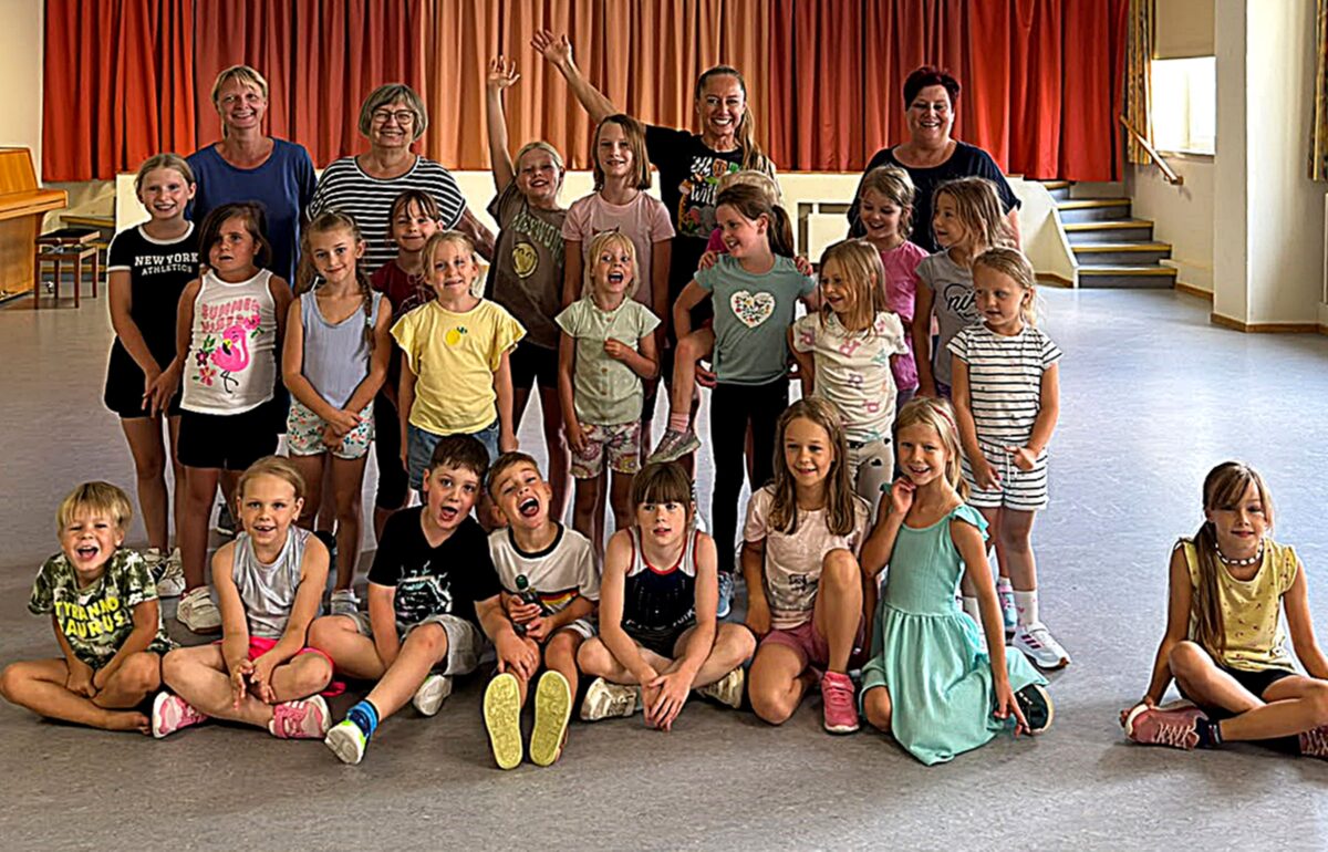 Kinder tanzen beim Ferienprogramm in Schirmitz