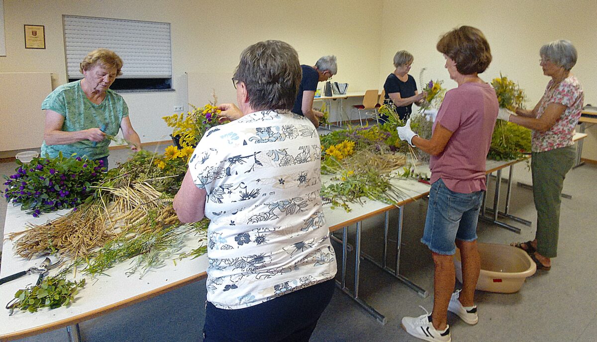Kräuterbüschel-Tradition trotzt Hitze in Schirmitz zu Maria Himmelfahrt